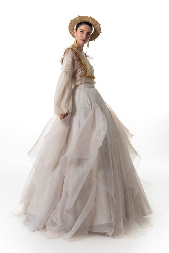 Vestido de novia de organza con sombrero, línea Origen de Diego Guarnizo