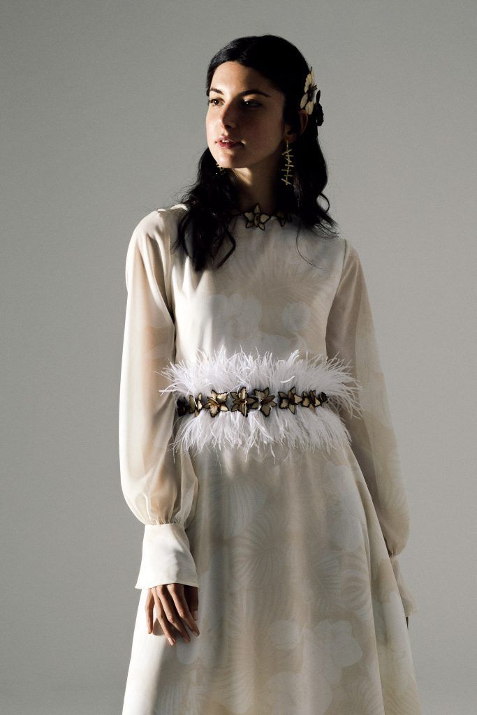 Vestido de novia con plumas en la cintura y mangas amplias, línea Origen de Diego Guarnizo