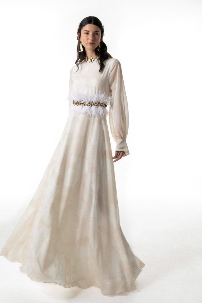 Vestido de novia fluido en tono marfil con cinturón bordado, línea Origen de Diego Guarnizo