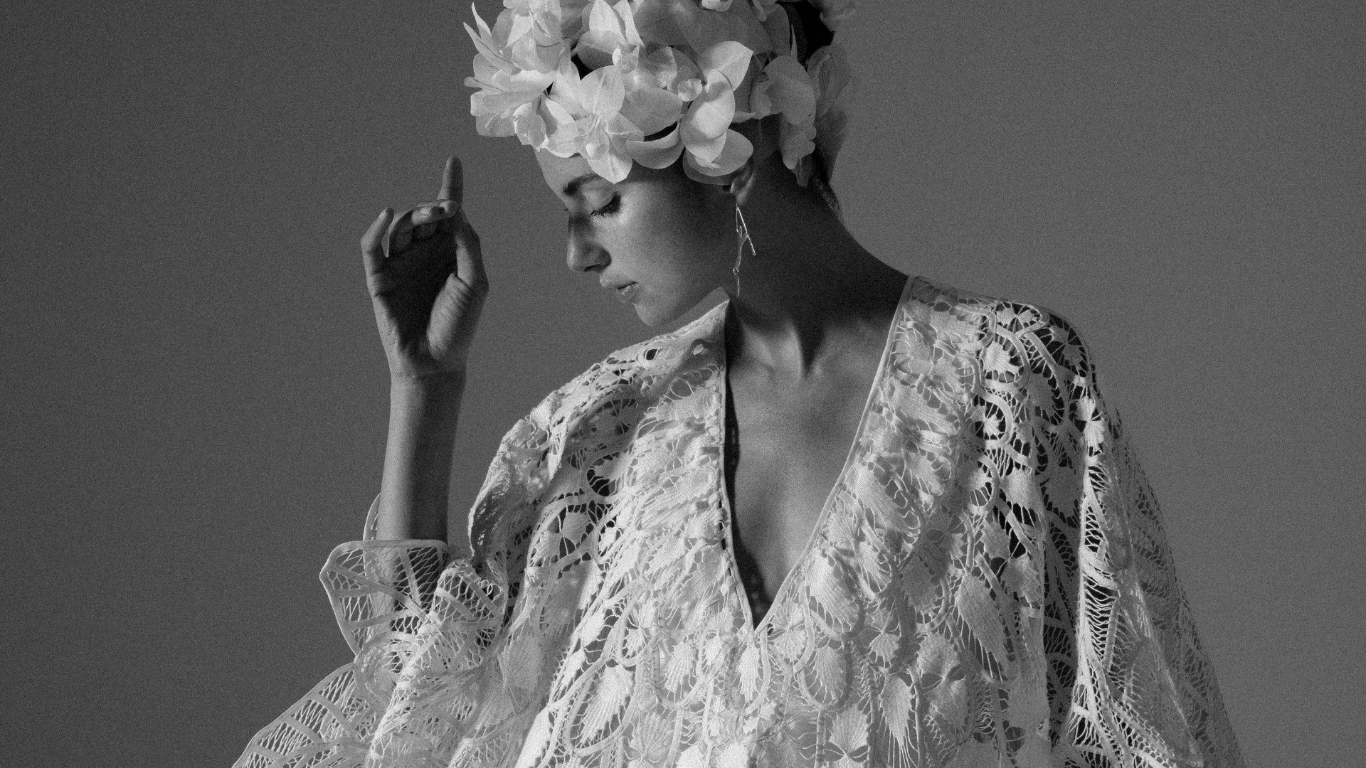 Novia con vestido blanco de textura artesanal, línea Origen de Diego Guarnizo