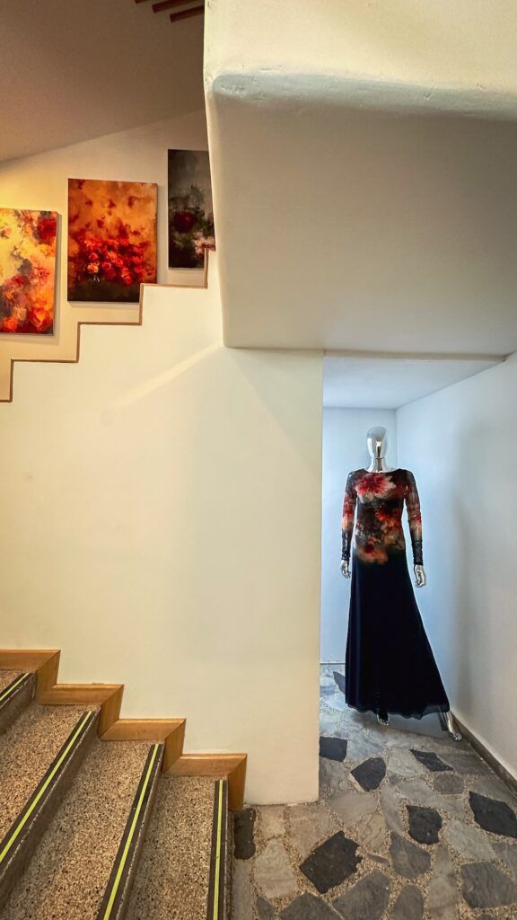 Maniquí con un vestido largo estampado en el interior de la tienda