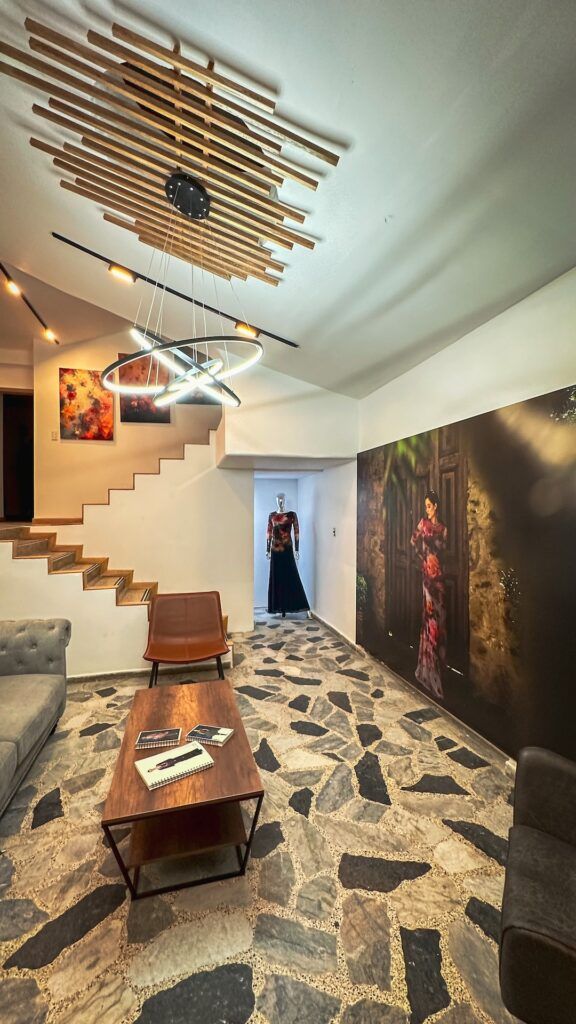 Escalera de madera de la tienda con un vestido largo al fondo