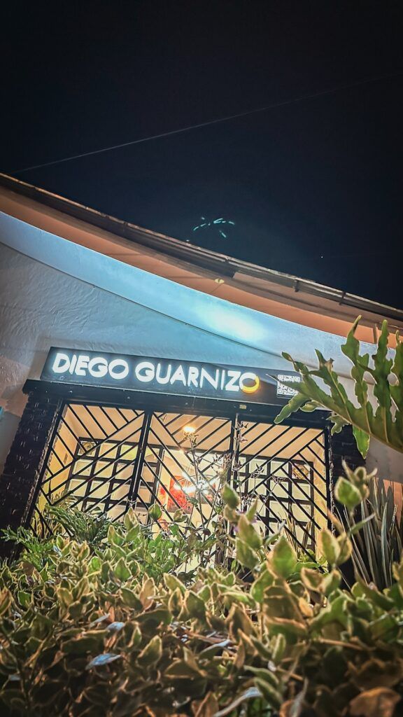 Fachada de la tienda de Diego Guarnizo en la Carrera 16 con calle 121, de noche