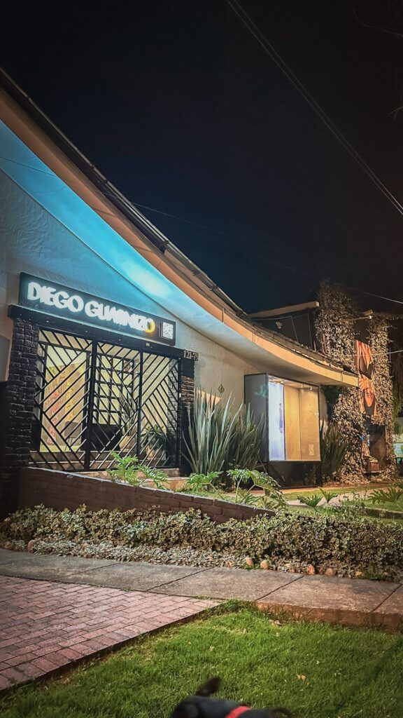 Aviso iluminado de Diego Guarnizo sobre la entrada de la tienda