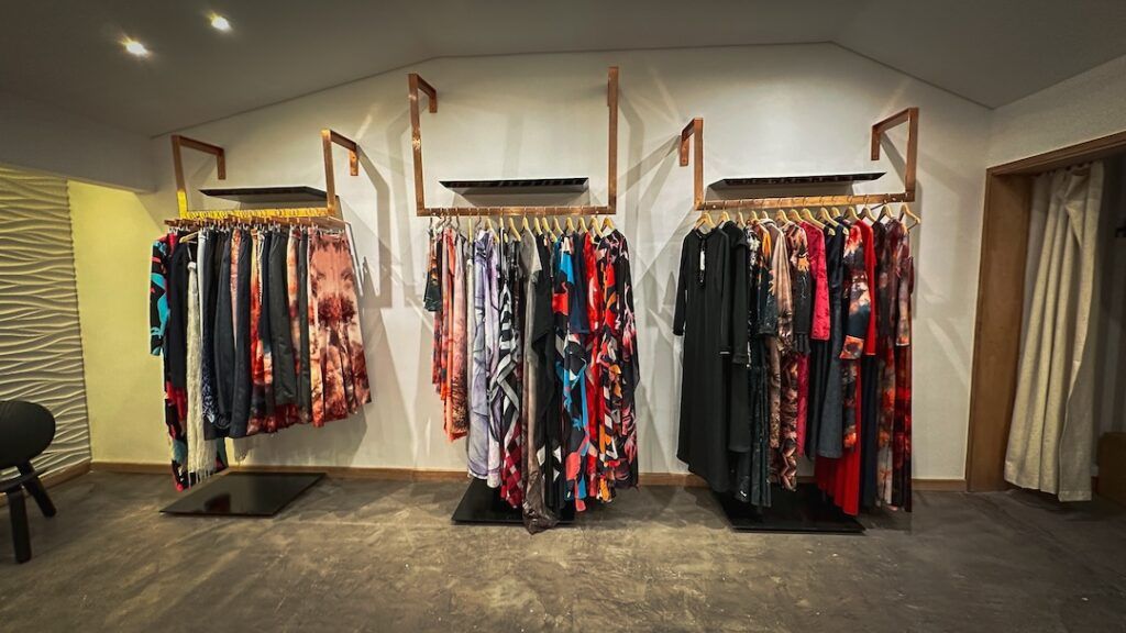 Percheros con prendas estampadas de las colecciones