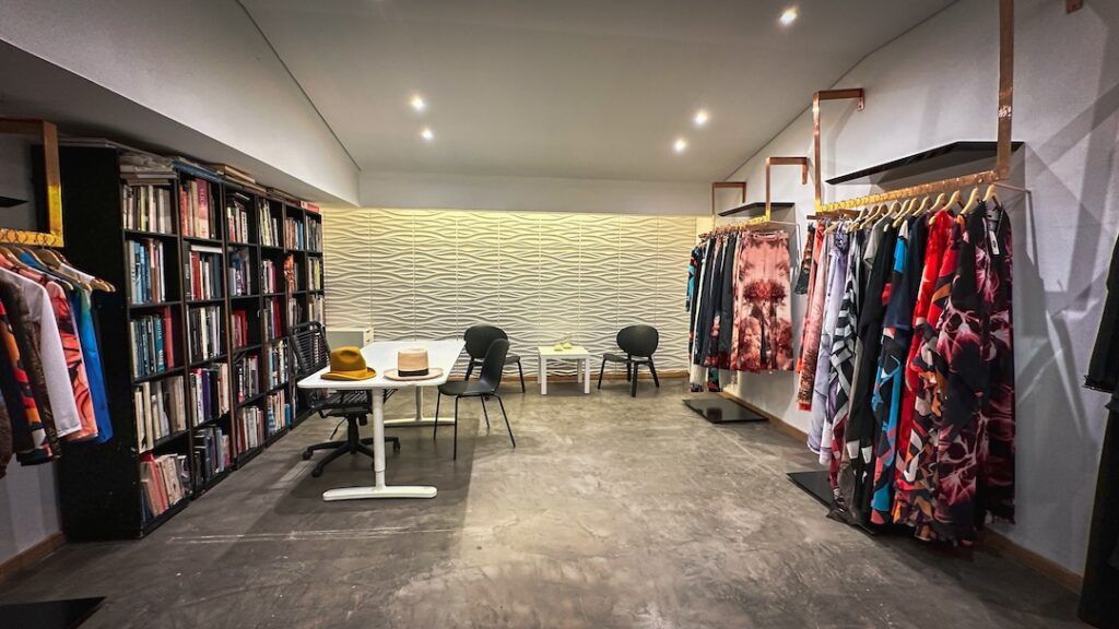 Zona de percheros y sillas en el segundo nivel de la tienda