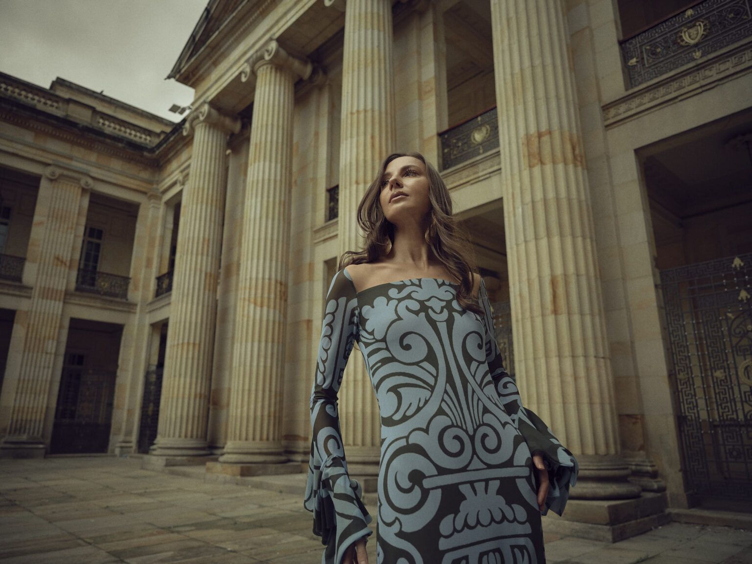 Modelo con vestido estampado entre las columnas del Capitolio, colección Guadalupe de Diego Guarnizo