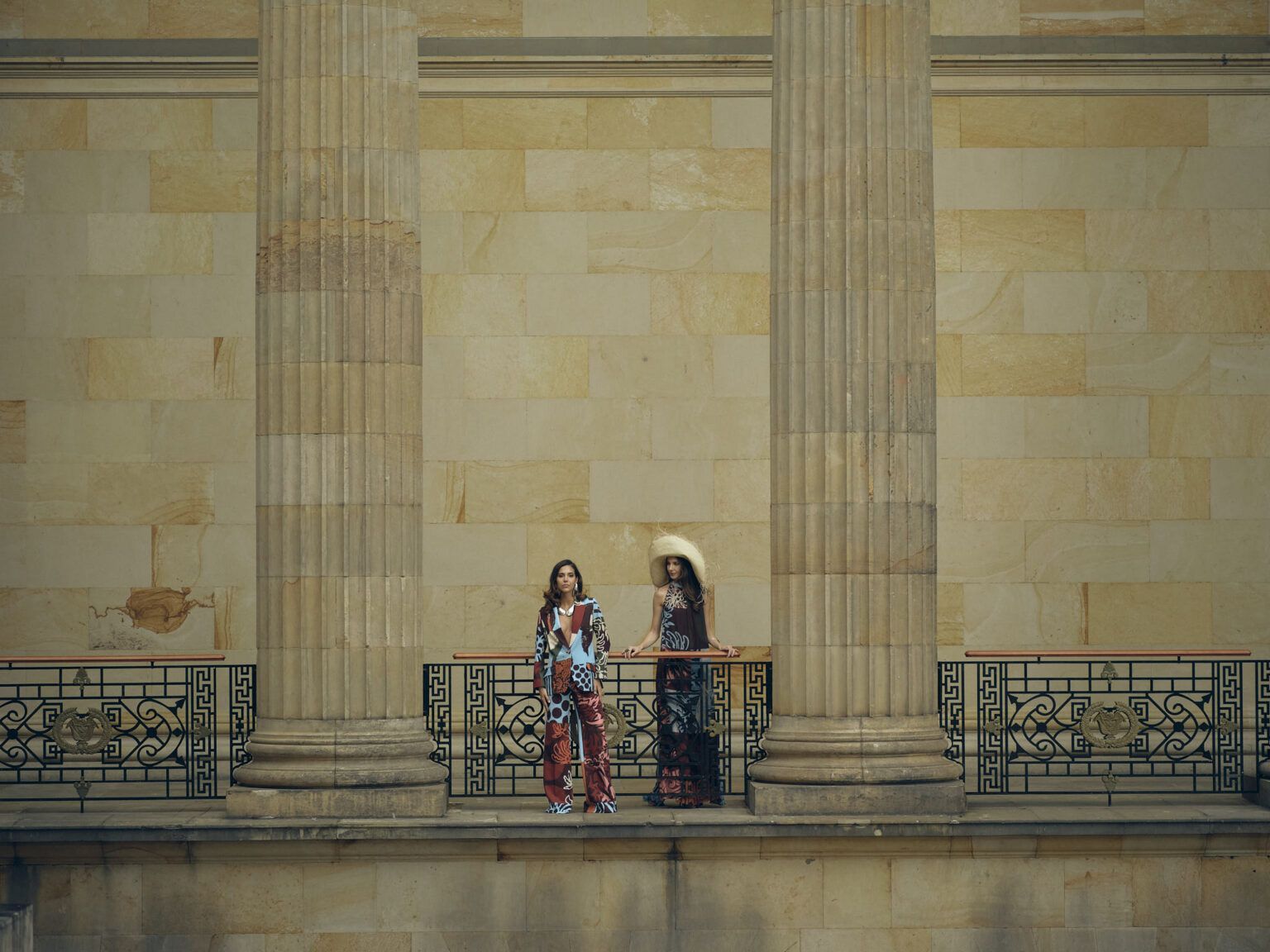 Dos modelos en el balcón del Capitolio Nacional con piezas de la colección Guadalupe de Diego Guarnizo