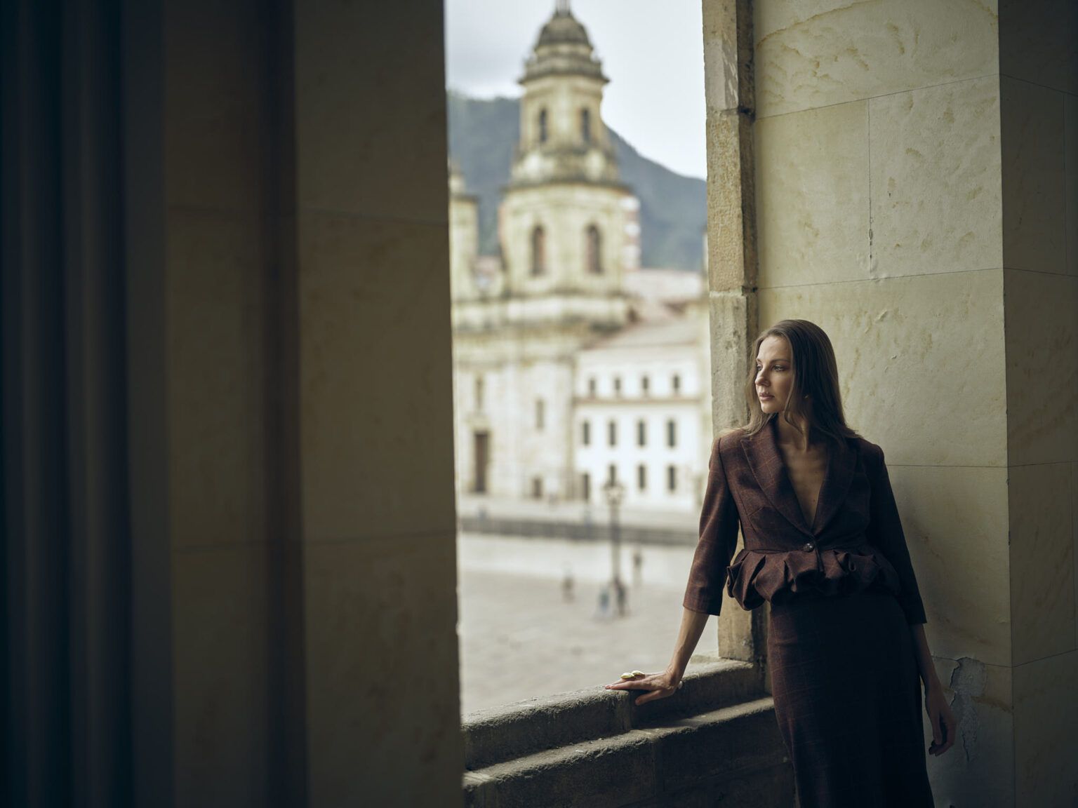 Modelo en un arco del centro histórico con la catedral de Bogotá al fondo