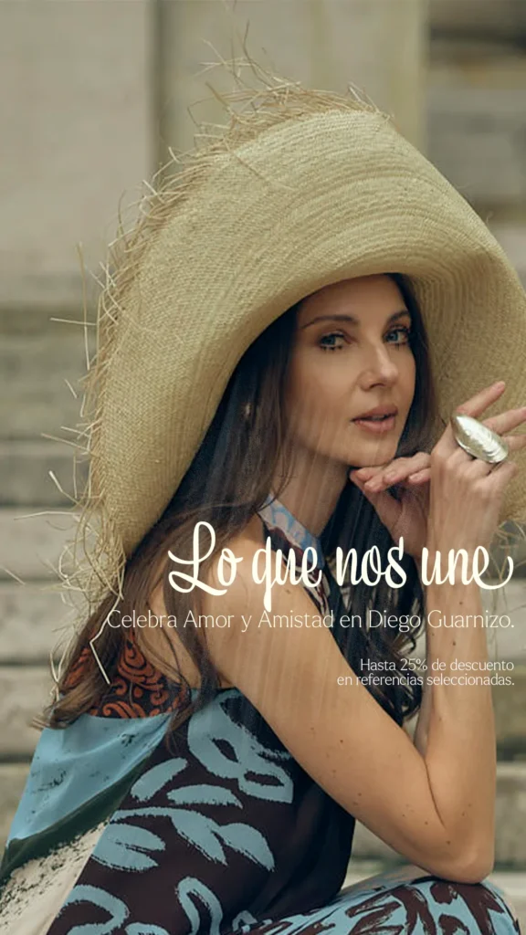 Mujer con sombrero de palma y vestido estampado de Diego Guarnizo, campaña Amor y Amistad